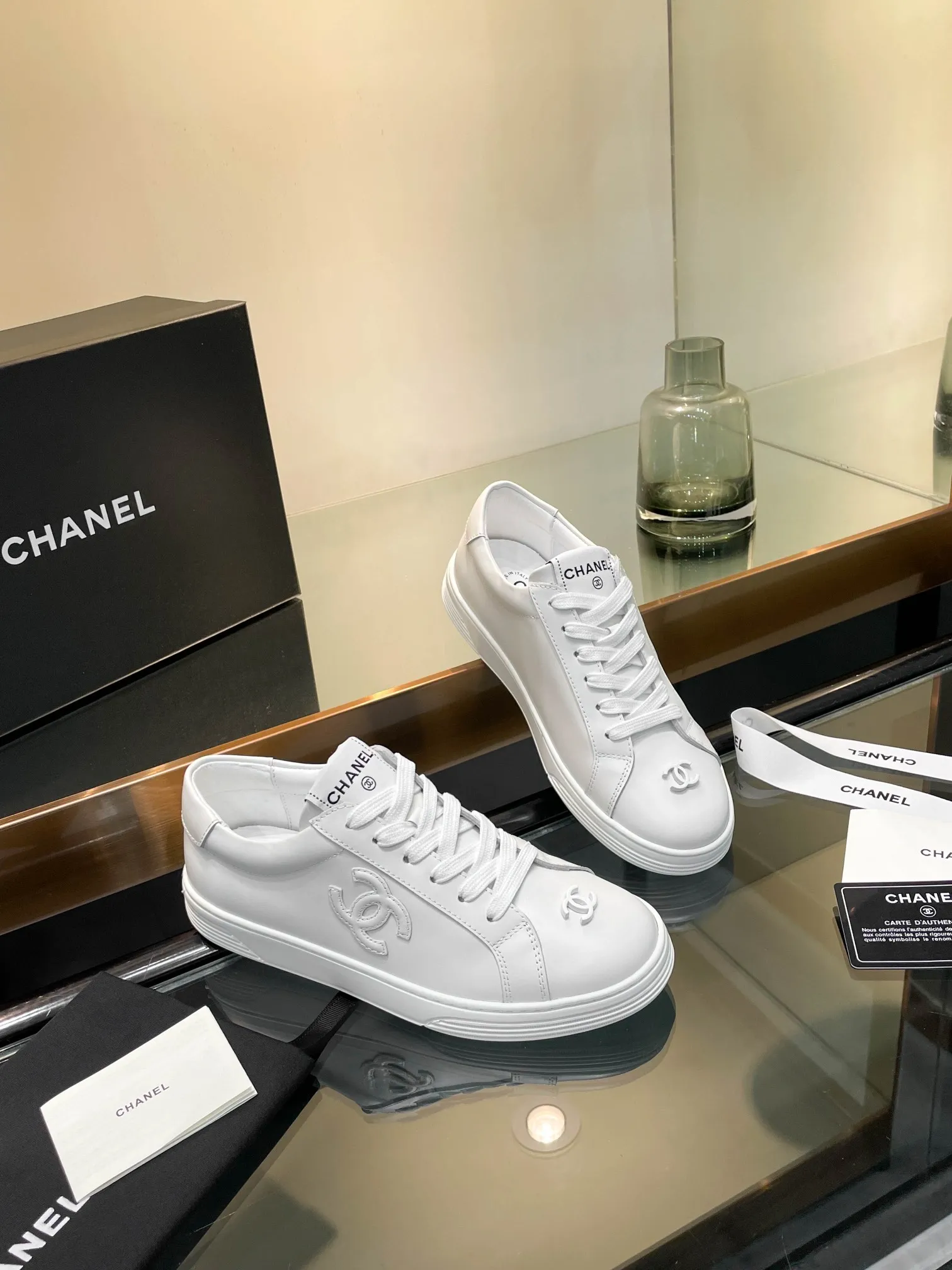 👟👟Ex-factory price 520👟👟Chanel Chanel 25SF latest model full leather panda color white shoes casual sports shoes skateboard shoes original purchase and development production Xiaoxiang C Home Another super popular item in the counter, loved by Internet celebrity bloggers and sisters, and various praises on social platforms. It is very popular, has a high texture, is breathable and super spring and summer. Seeing this issue always arouses the inner desire of girls for fashion. The latest suede material, classic black and white color, full of fashionable feeling on the feet, easy to care for. Fabric: Original customized imported cowhide material. Lining: Customized soft sheepskin lining. Sole: Original molded TPU non-slip outsole. Bottom thickness: 2.5CM. Size: Women's size 35-40 (custom-made sizes 40 are non-refundable)